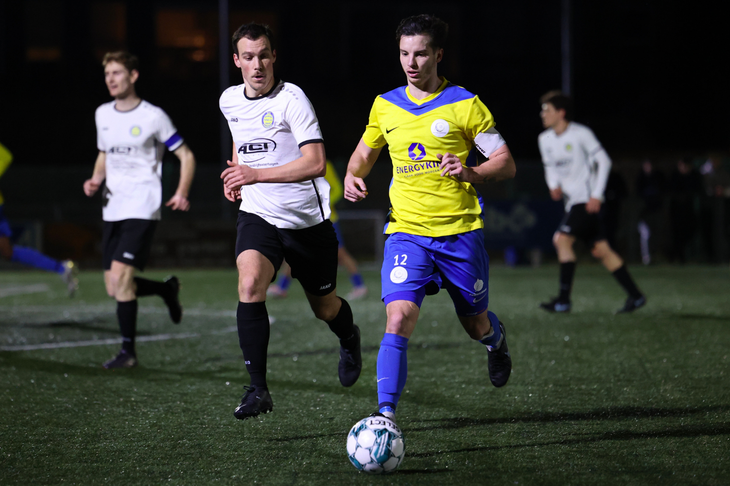 Thomas Desmet met Jeff Baeyens in de rug. (© foto Jorghé Van Hecke)