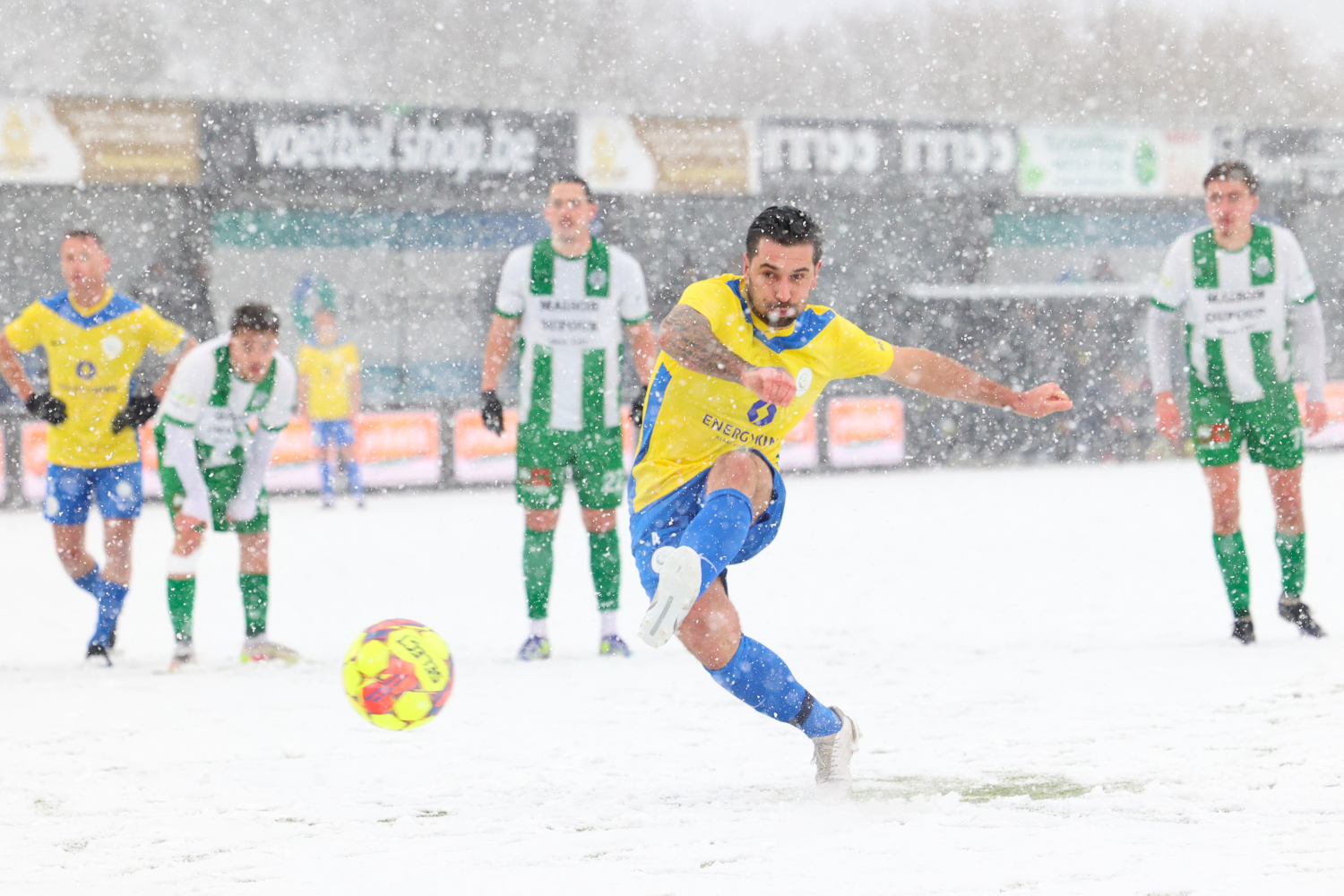 Yani Urdinov knalde van op de stip de 2-0 tegen de touwen. (© foto Jorghé Van Hecke)