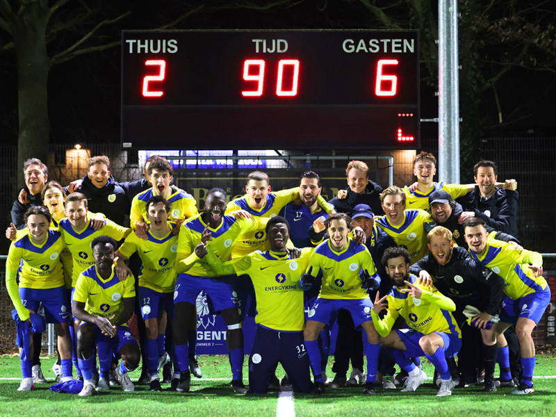 De ruime overwinning werd na afloop gevierd. (© foto Jorghé Van Hecke)
