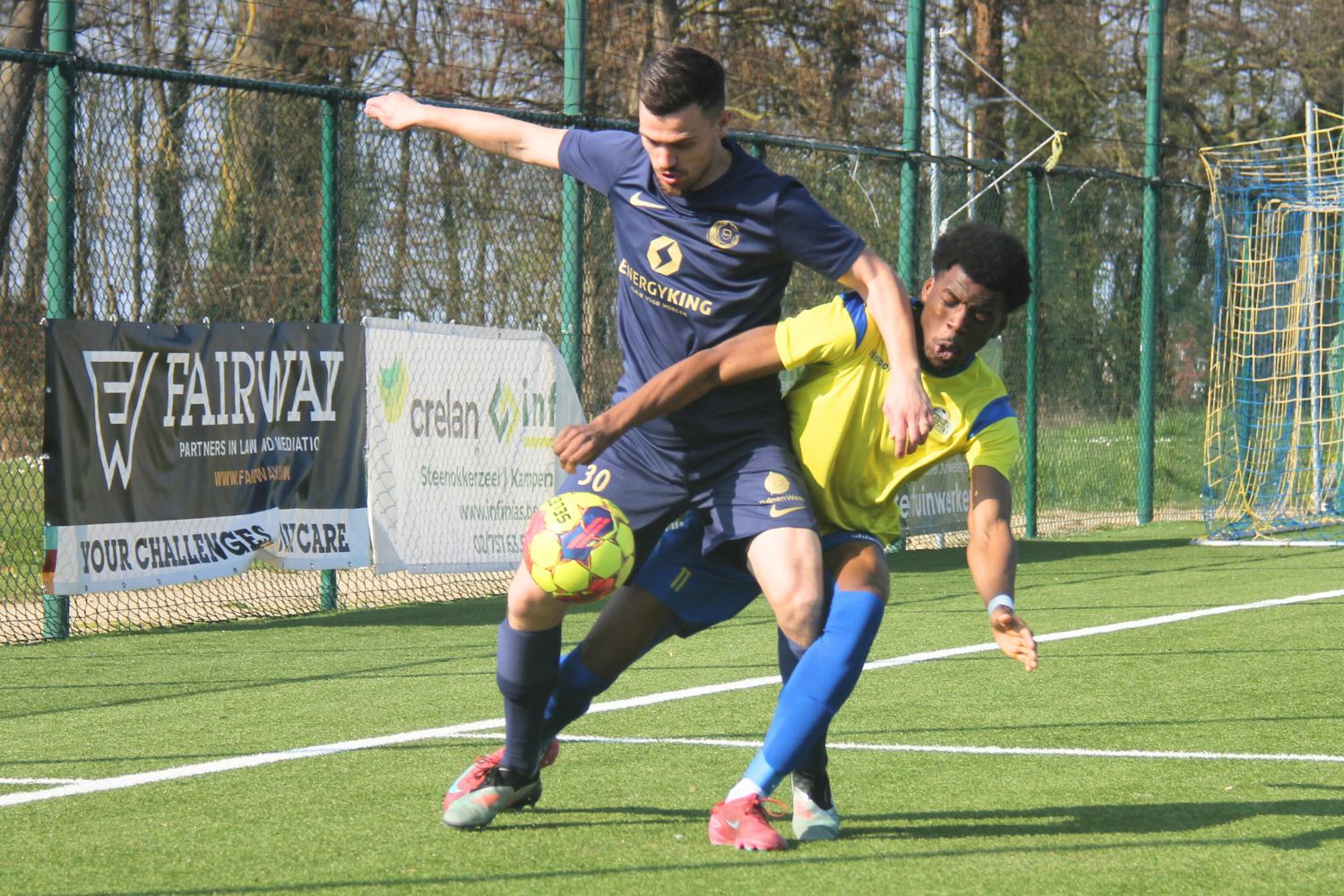 Corentin Gabrielli, hier in duel met Dorian Gaïse, scoorde tegen zijn vorige club. (© foto Jeroen Goolaerts)