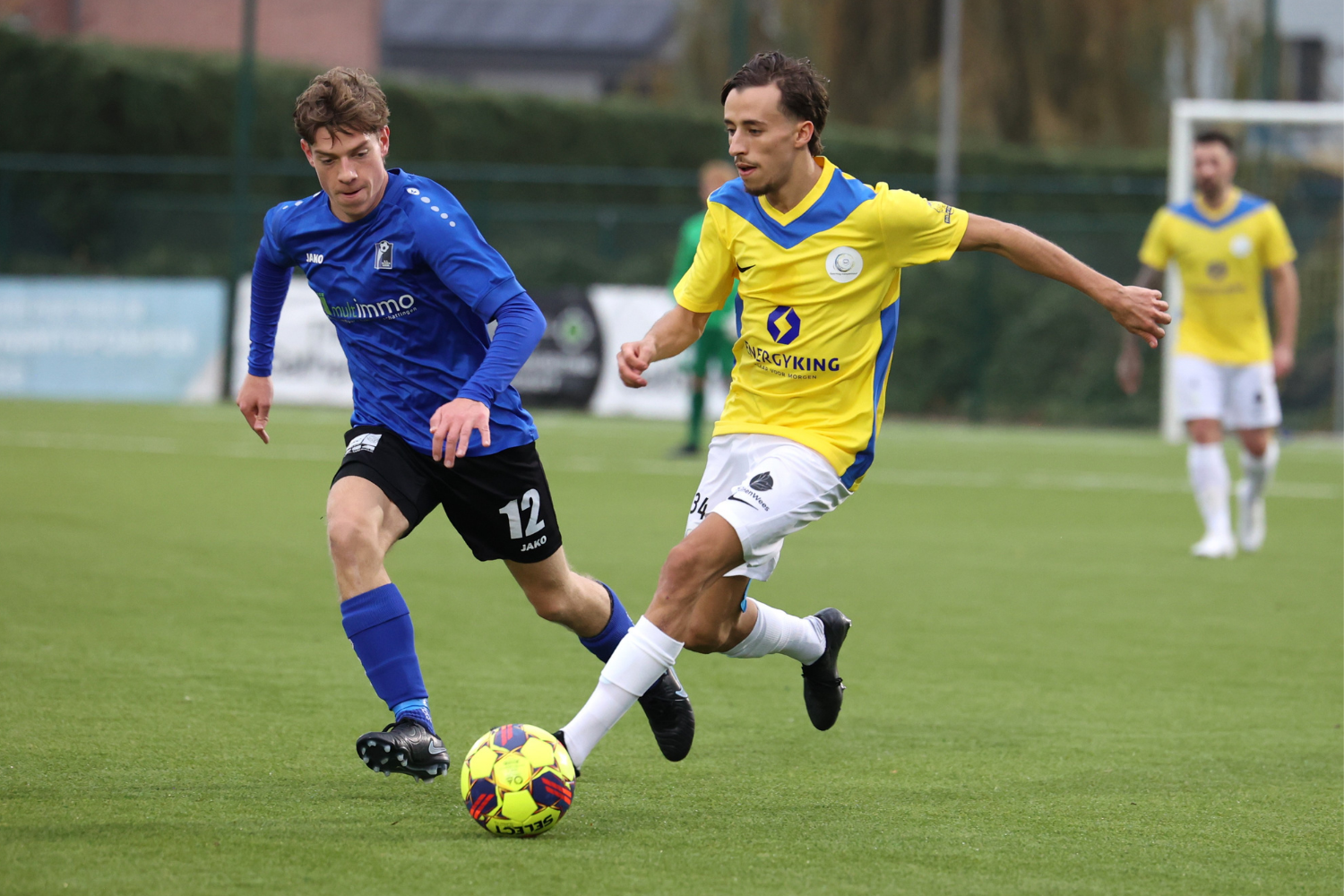 Mo Azdad in een duel met Mathias De Medts. (© foto archief Jorghé Van Hecke)