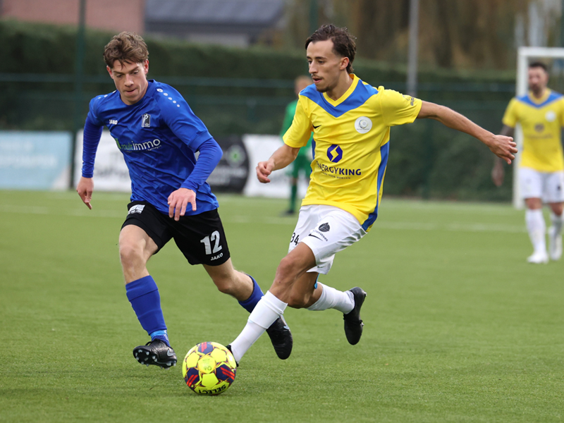 Mo Azdad in een duel met Mathias De Medts. (© foto archief Jorghé Van Hecke)