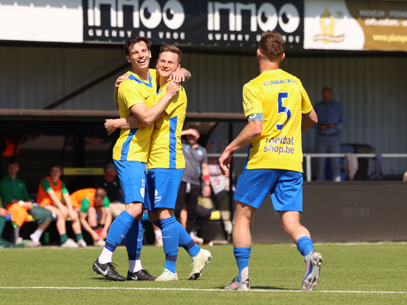 Van Tricht en Desmet vieren de 1-0 met Vangrunderbeek. (© foto Jorghé Van Hecke)