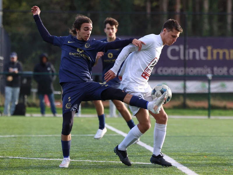 Belmiro Correia Soares in een duel om de bal. (© foto Jorghé Van Hecke)